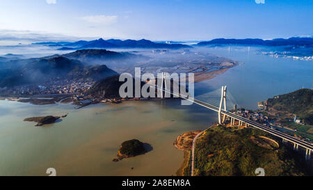 Peking, China. 15 Feb, 2019. Luftaufnahme auf Februar 15, 2019 zeigt eine Brücke im Dorf Changmen Guantou Township, Lianjiang Grafschaft von Fuzhou Stadt im Südosten der chinesischen Provinz Fujian. Credit: Zheng Chengle/Xinhua/Alamy leben Nachrichten Stockfoto