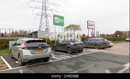 EV Autos in bezeichneten das Laden von Elektrofahrzeugen bay Parkplatz geparkt, NEC, Birmingham, Großbritannien Stockfoto