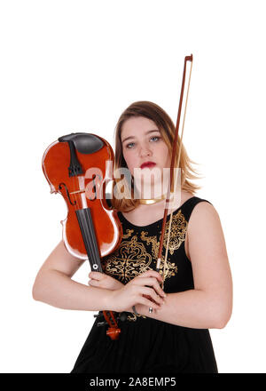 Eine Nahaufnahme Bild einer Frau sitzt auf einem Stuhl, halten ihre Geige bereit zu spielen, auf weißem Hintergrund Stockfoto