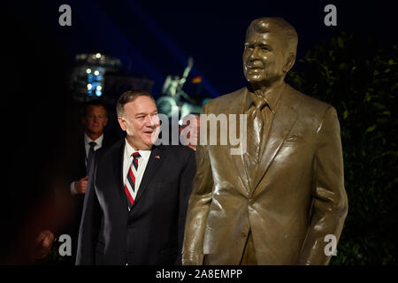 Berlin, Deutschland. 08 Nov, 2019. Mike Pompeo, US-Außenminister, steht neben einer Statue des ehemaligen US-Präsidenten Ronald Reagan auf der Dachterrasse des US-Botschaft nach ihrer Enthüllung. Credit: Gregor Fischer/dpa/Alamy leben Nachrichten Stockfoto