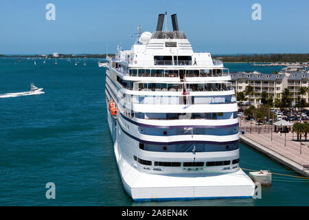 Mit dem Motorboot durch das Kreuzfahrtschiff vor Anker in der Innenstadt von Key West (Florida). Stockfoto