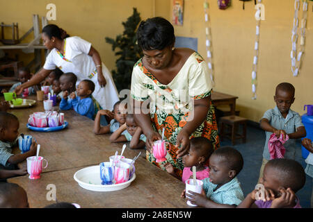 TOGO, Lomé, Zentrum mit Kindergarten für Kinder von Porter markt Frauen, Tagespflege mit Mittagessen Stockfoto