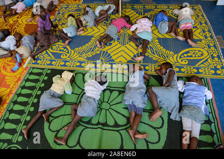 TOGO, Lomé, Zentrum mit Kindergarten für Kinder von Porter markt Frauen, Tagespflege, Schlafen nach dem Mittagessen Stockfoto