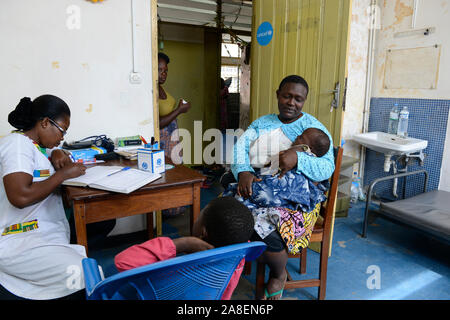 TOGO, Lomé, Zentrum für medizinische Behandlung für Porter markt Frauen Stockfoto
