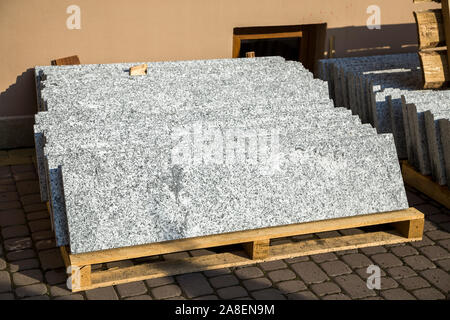 Stapel von Granit Marmor Platten. Stein Blätter für dekorative Bau. Stockfoto