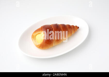 Creme Cornet roll Brot auf dem Teller auf weißem Hintergrund Stockfoto