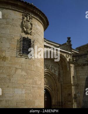 LLAMADA DE LA PORTADA MERIDIONAL RESURRECCION O DE LA PASCUA-S XVI-MEZCLA GOTICO - RENACENTISTA. Lage: IGLESIA DE SANTA MARIA MAGDALENA. Torrelaguna. MADRID. Spanien. Stockfoto