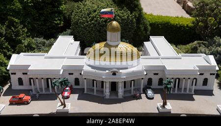 Canberra, Cockington Green Gardens in Canberra. 3. November, 2019. Foto an November 7, 2019 zeigt ein Miniaturmodell des El Capitolio in Caracas, Venezuela, an Cockington Green Gardens in Canberra, Australien. Die Gärten feierten den 40. Geburtstag an November 3, 2019. Es verfügt über Miniatur Gebäude und ist eine Attraktion in Australiens Hauptstadt. Credit: Liu Changchang/Xinhua/Alamy leben Nachrichten Stockfoto