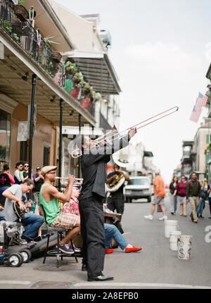 Eine afroamerikanische Jazzmusiker spielt in den Straßen mit seiner Band im Alten Französischen Viertel, New Orleans, Louisiana Stockfoto