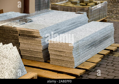 Stapel von Granit Marmor Platten. Stein Blätter für dekorative Bau. Stockfoto