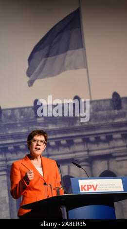 08 November 2019, Bayern, Würzburg: Die CDU-Vorsitzende und Verteidigungsminister Annegret Kramp-Karrenbauer gestikulierte während einer Rede auf dem Kongress der CDU/CSU-lokale politische Vereinigung. Foto: Nicolas Armer/dpa Stockfoto