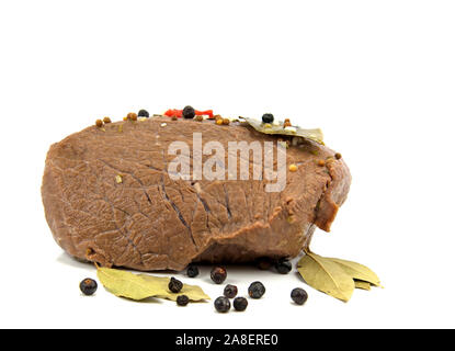 Rindfleisch Braten mit Gewürzen mariniert vor weißem Hintergrund Stockfoto