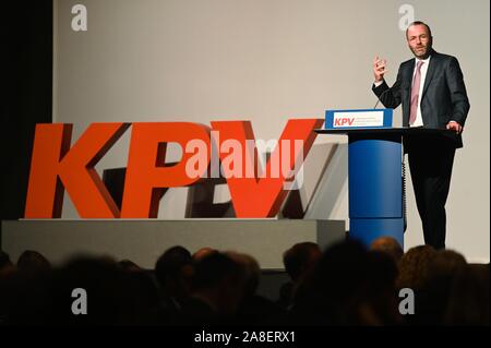 08 November 2019, Bayern, Würzburg: Manfred Weber (CSU), Vorsitzender der EVP-Fraktion im Europäischen Parlament, Gesten während einer Rede auf dem Kongress der CDU/CSU-lokale politische Union. Foto: Nicolas Armer/dpa Stockfoto