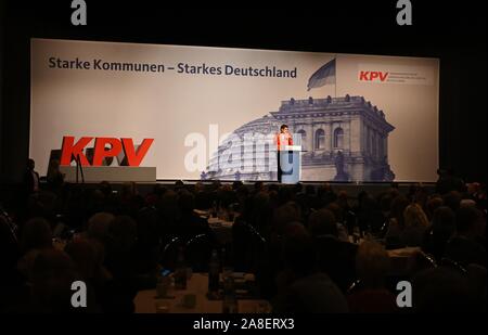 08 November 2019, Bayern, Würzburg: Die CDU-Vorsitzende und Verteidigungsminister Annegret Kramp-Karrenbauer gestikulierte während einer Rede auf dem Kongress der CDU/CSU-lokale politische Vereinigung. Foto: Nicolas Armer/dpa Stockfoto