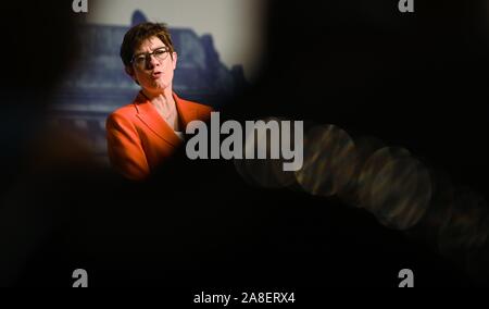 08 November 2019, Bayern, Würzburg: Die CDU-Vorsitzende und Bundesverteidigungsminister Annegret Kramp-Karrenbauer eine Rede auf dem Kongress der CDU/CSU-lokale politische Vereinigung geben. Foto: Nicolas Armer/dpa Stockfoto