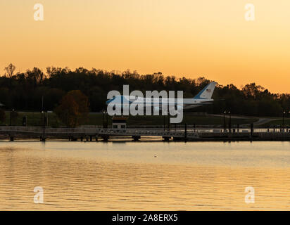 National Harbor, MD - 6 November 2019: Nachbildung der Präsidentschaftswahlen Flugzeug in der Air Force One Erfahrung Attraktion in der Nähe von Washington DC. Stockfoto