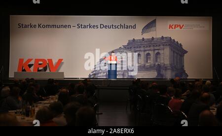 08 November 2019, Bayern, Würzburg: Die CDU-Vorsitzende und Verteidigungsminister Annegret Kramp-Karrenbauer gestikulierte während einer Rede auf dem Kongress der CDU/CSU-lokale politische Vereinigung. Foto: Nicolas Armer/dpa Stockfoto