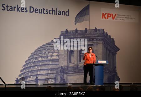 08 November 2019, Bayern, Würzburg: Die CDU-Vorsitzende und Verteidigungsminister Annegret Kramp-Karrenbauer gestikulierte während einer Rede auf dem Kongress der CDU/CSU-lokale politische Vereinigung. Foto: Nicolas Armer/dpa Stockfoto