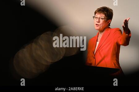 08 November 2019, Bayern, Würzburg: Die CDU-Vorsitzende und Verteidigungsminister Annegret Kramp-Karrenbauer gestikulierte während einer Rede auf dem Kongress der CDU/CSU-lokale politische Vereinigung. Foto: Nicolas Armer/dpa Stockfoto