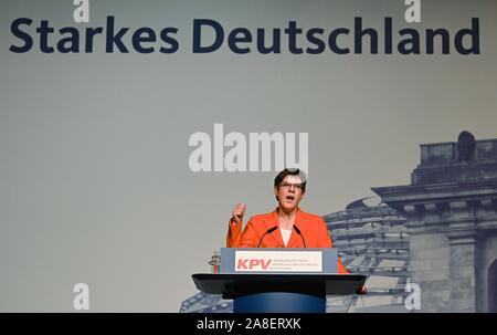 08 November 2019, Bayern, Würzburg: Die CDU-Vorsitzende und Verteidigungsminister Annegret Kramp-Karrenbauer gestikulierte während einer Rede auf dem Kongress der CDU/CSU-lokale politische Vereinigung. Foto: Nicolas Armer/dpa Stockfoto