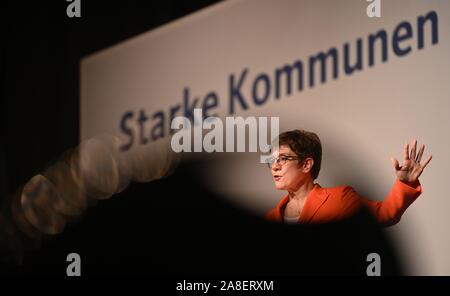 08 November 2019, Bayern, Würzburg: Die CDU-Vorsitzende und Verteidigungsminister Annegret Kramp-Karrenbauer gestikulierte während einer Rede auf dem Kongress der CDU/CSU-lokale politische Vereinigung. Foto: Nicolas Armer/dpa Stockfoto