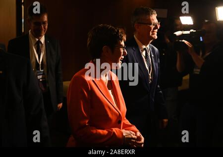 08 November 2019, Bayern, Würzburg: Die CDU-Vorsitzende und Bundesverteidigungsminister Annegret Kramp-Karrenbauer wird der Kongress der CDU/CSU-lokale politische Vereinigung teilnehmen. Foto: Nicolas Armer/dpa Stockfoto