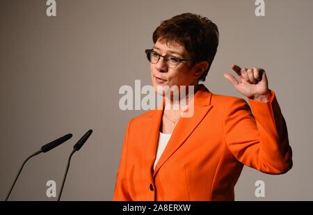 08 November 2019, Bayern, Würzburg: Die CDU-Vorsitzende und Verteidigungsminister Annegret Kramp-Karrenbauer gestikulierte während einer Rede auf dem Kongress der CDU/CSU-lokale politische Vereinigung. Foto: Nicolas Armer/dpa Stockfoto