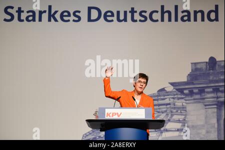 08 November 2019, Bayern, Würzburg: Die CDU-Vorsitzende und Verteidigungsminister Annegret Kramp-Karrenbauer gestikulierte während einer Rede auf dem Kongress der CDU/CSU-lokale politische Vereinigung. Foto: Nicolas Armer/dpa Stockfoto
