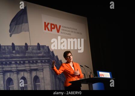 08 November 2019, Bayern, Würzburg: Die CDU-Vorsitzende und Verteidigungsminister Annegret Kramp-Karrenbauer gestikulierte während einer Rede auf dem Kongress der CDU/CSU-lokale politische Vereinigung. Foto: Nicolas Armer/dpa Stockfoto