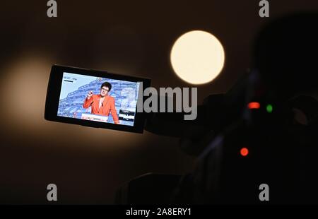 08 November 2019, Bayern, Würzburg: Die CDU-Vorsitzende und Verteidigungsminister Annegret Kramp-Karrenbauer gestikulierte während einer Rede auf dem Kongress der CDU/CSU-lokale politische Vereinigung. Foto: Nicolas Armer/dpa Stockfoto