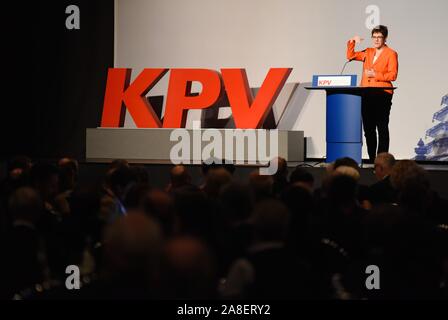 08 November 2019, Bayern, Würzburg: Die CDU-Vorsitzende und Verteidigungsminister Annegret Kramp-Karrenbauer gestikulierte während einer Rede auf dem Kongress der CDU/CSU-lokale politische Vereinigung. Foto: Nicolas Armer/dpa Stockfoto