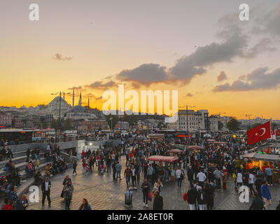 Oktober 27, 2019. Eminönü Square von Sonnenuntergang, Istanbul, in der Türkei. Menschen Ruhe und in einem Platz in der Nähe der Galatabrücke, Einkaufsmöglichkeiten und historischen sozialisieren Stockfoto