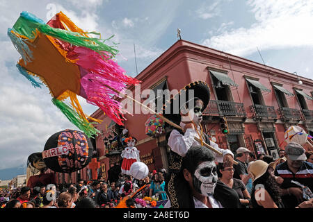 Oaxaca, Oaxaca, Mexiko. 29 Okt, 2019. Tag der Toten Feier in Oaxaca. Dia de Muertas ist ein Urlaub in Mexiko gefeiert, aber ist das Beste für es Ursprünge in Oaxaca bekannt. Für drei Tage mexikanische Familien kommen zusammen, Verwandte und Freunde, die gestorben sind und beten für die Verstorbenen zu erinnern. Aber es ist nicht eine Zeit der Traurigkeit, sondern ein Moment der Feier, um die Toten zu ehren. Sie kleiden sich wie Skelette und Geister der Toten zu wecken und lassen Sie ihren Geist zusammen zu feiern. Auf die nachfolgenden Feiertage Allerheiligen und Allerseelen Familien versammeln sich Friedhöfe wo Th Stockfoto