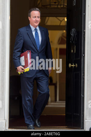 David Cameron, Downing Street nach seinem Rücktritt als Premierminister nach der Nation gewählt, um die Europäische Union in Brexit Volksabstimmung zu verlassen. Abgebildet mit den Medien in der Downing Street mit seiner Frau Samantha und Kinder Alwin, Nancy und Florenz im Juli 2016. Stockfoto