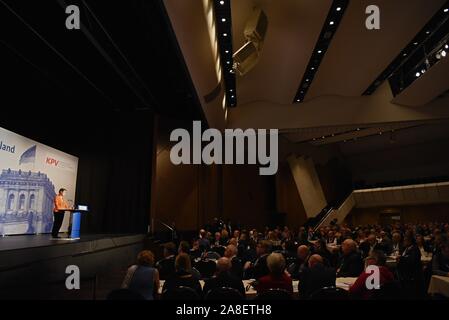 08 November 2019, Bayern, Würzburg: Die CDU-Vorsitzende und Verteidigungsminister Annegret Kramp-Karrenbauer gestikulierte während einer Rede auf dem Kongress der CDU/CSU-lokale politische Vereinigung. Foto: Nicolas Armer/dpa Stockfoto