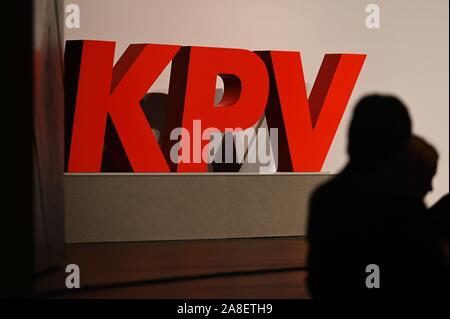 08 November 2019, Bayern, Würzburg: Auf dem Kongress der Kommunalpolitische Vereinigung der CDU und CSU, sind Leute wie Silhouetten vor der KPV-Logo gesehen. Foto: Nicolas Armer/dpa Stockfoto