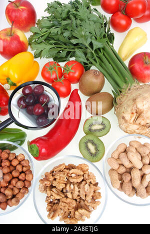 Symbolfoto gesunde Ernährung, Obst, Gemüse, Arbeitnehmererfindergesetz, Kirschen, Erdnüsse, Paproka, Rettich, Tomaten, Walnüsse, Kiwi, Apfel, Stockfoto