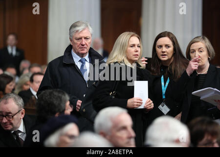 Pat Kenny bei der Beerdigung der gefeierten Sender Gay Byrne, am St. Mary's Pro-Cathedral in Dublin. Stockfoto