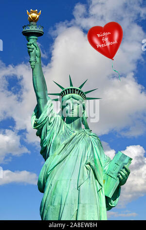 Lady Liberty, USA, Herzform, Roter Luftballon, Herzluftballon, Biden für Präsidenten, Freiheitsstatue, Stockfoto