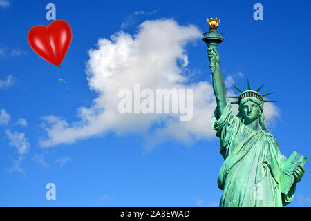 Lady Liberty, USA, Luftballon, Herzform, Freiheitsstatue, Herzluftballon, rote, rote, Herzluftballons, Stockfoto