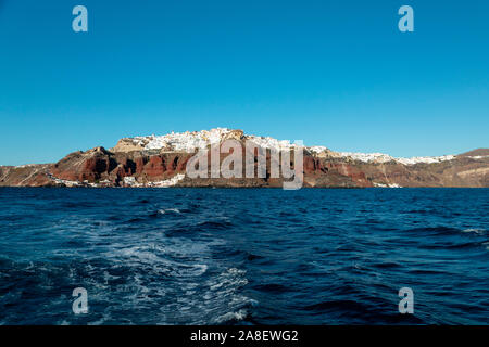 Die Dörfer von Amoudi Bucht und Oia auf der Insel Santorini in Griechenland. Stockfoto