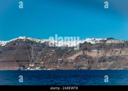 Die Dörfer von Amoudi Bucht und Oia auf der Insel Santorini in Griechenland. Stockfoto