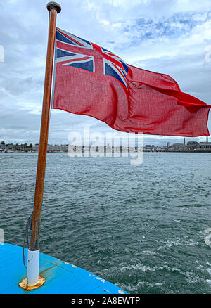 Red Ensign Fliegen in die Meeresbrise und Southampton Docks im Hintergrund. Stockfoto