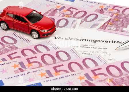 Ein Auto in Banknoten, Modellauto, Modellauto, Symbolfoto Symbolfoto,, Versicherungsvertrag, Stockfoto