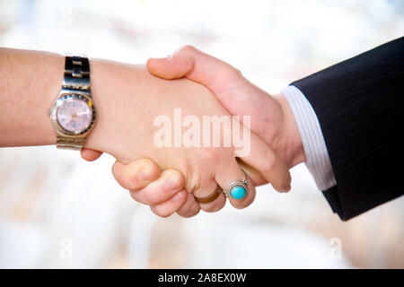 Handschlag zwischen Mann und Frau, Herr: Ja Stockfoto