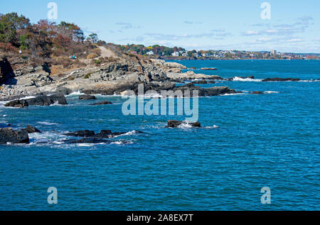 Kleine Wellen, die in den felsigen Küste von Cape Elizabeth, Portland, Maine, USA gesehen. -07 Stockfoto