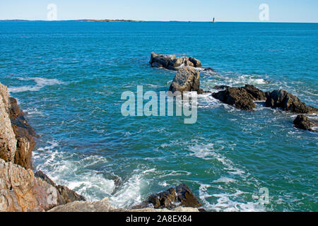 Kleine Wellen, die in den felsigen Küste von Cape Elizabeth, Portland, Maine, USA gesehen. -13 Stockfoto