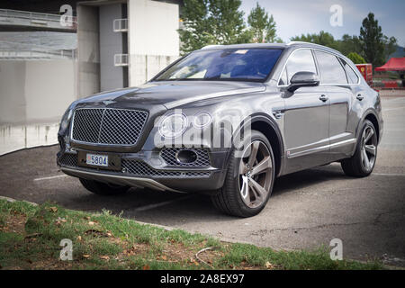 MONTMELO, SPANIEN - 29. SEPTEMBER 2019: Bentley Bentayga W 12 an Straßen in der Stadt Stockfoto