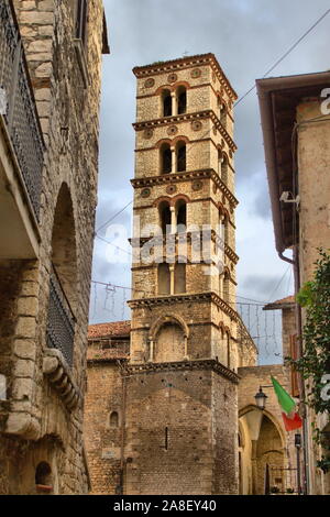 Glockenturm der Kathedrale Santa Maria Assunta in Sermoneta in Italien Stockfoto