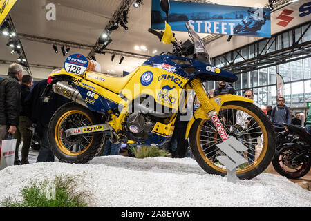 Fieramilano RHO, Mailand Italien - November 07, 2019 EICMA Expo. Gualini bepe Suzuki 750cc Motorrad mit Kamel Dekoration in Dakar im Display an der elektronischen Einspritzdüse verwendet Stockfoto